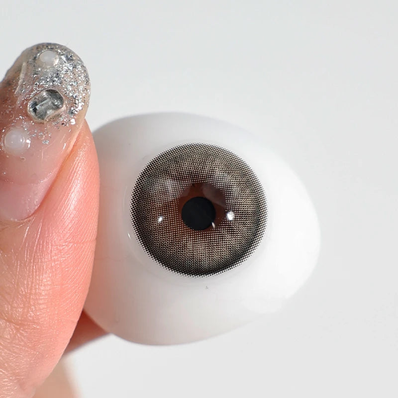 The premium pigment artistry allows Hot Cocoa Brown to deliver a high-gloss brilliance that keeps the eyes looking beautifully bright.