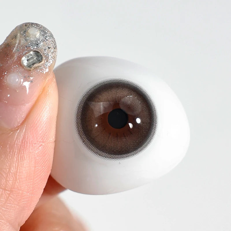 Cuddle Brown delivers a high-gloss brilliance that keeps the eyes looking clear and beautifully warm.