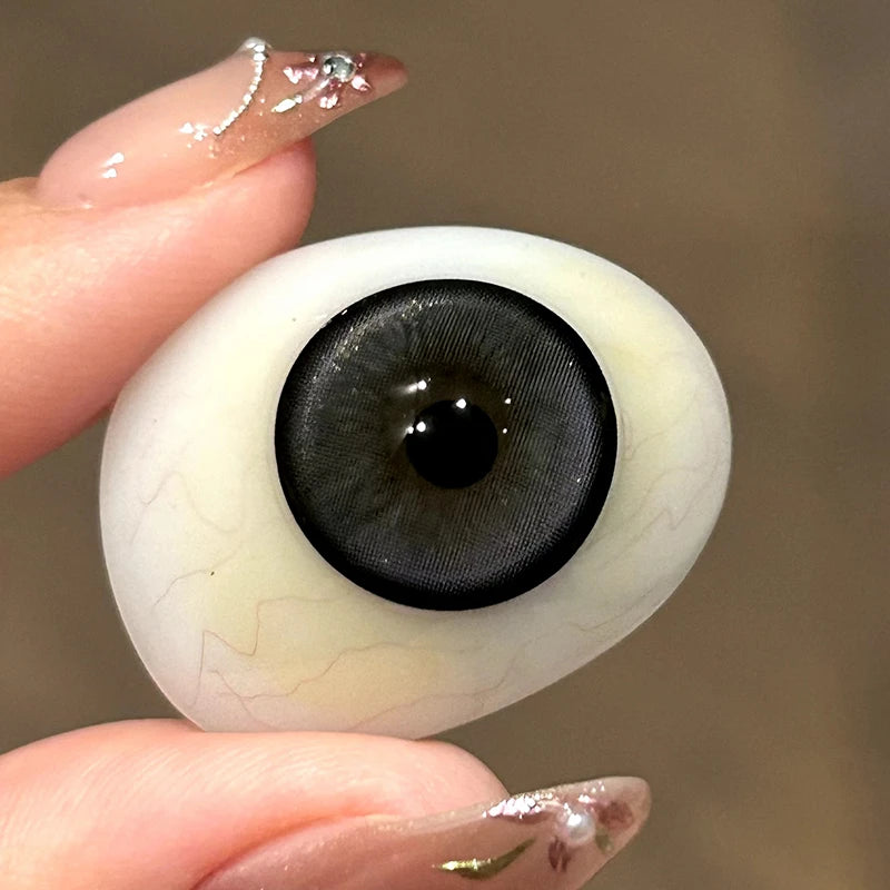 These colored contacts exhibit a high-standard, muted gradient that creates a multidimensional, moody depth.