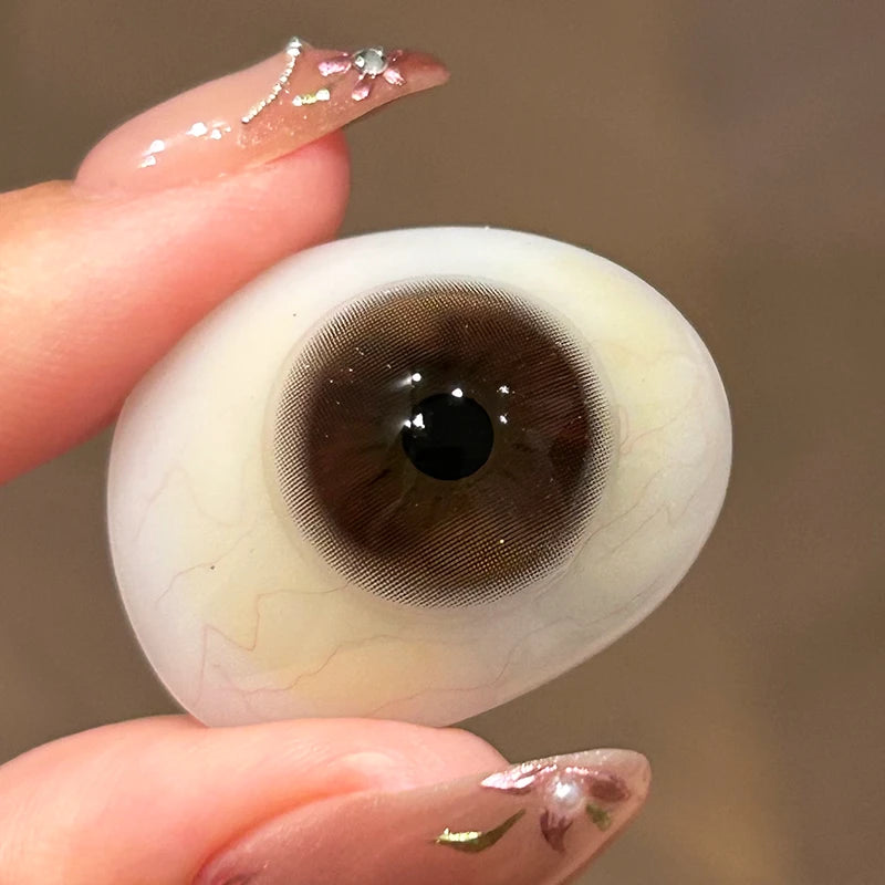 A high-standard pigment blend allows Fireside Brown to deliver an instant brightness that awakens the entire face.