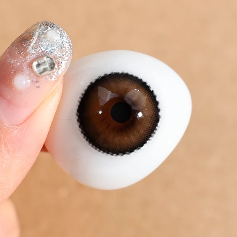 Vanta Brown delivers a high-gloss brilliance, keeping the gaze looking striking and bright.
