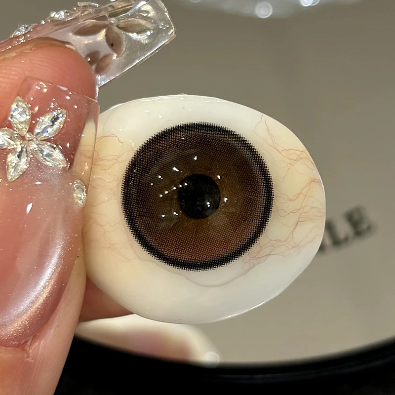 Fawn Brown provides a dewy, high-gloss finish that keeps the eyes looking hydrated while maximizing their scale.