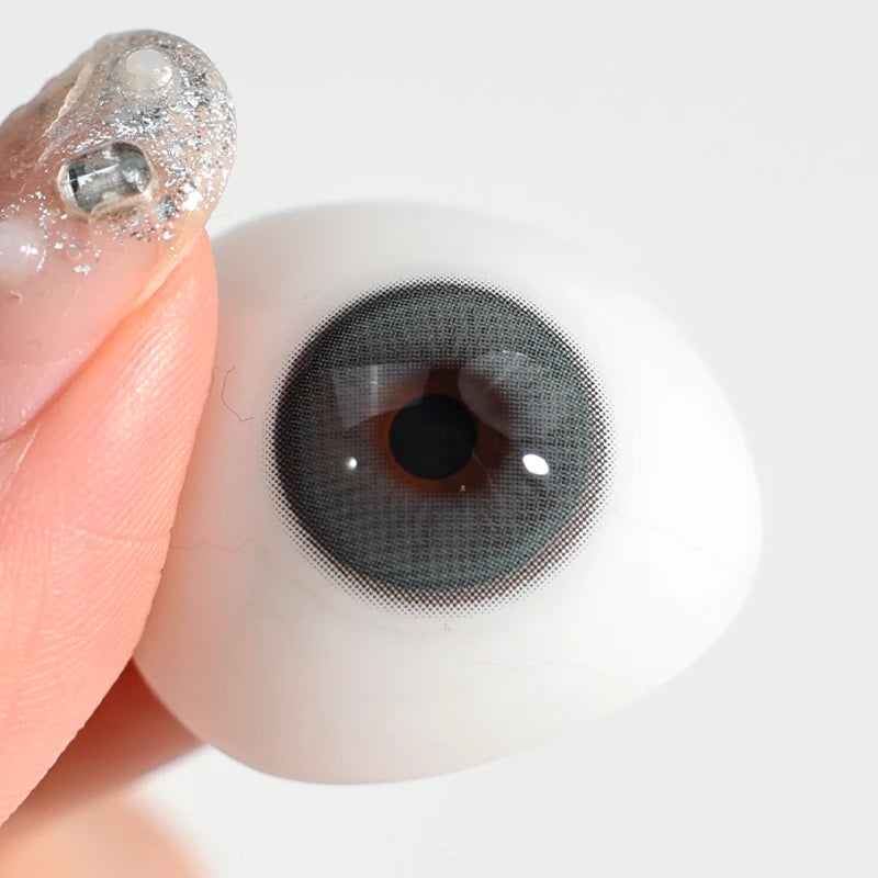 Slow Day Gray delivers a dewy, high-gloss brilliance that keeps the gaze looking clear and peacefully bright.