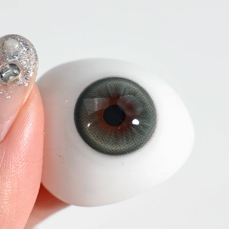 The premium pigment density allows Electric Green to deliver a glossy brilliance that ensures the gaze stays bright.