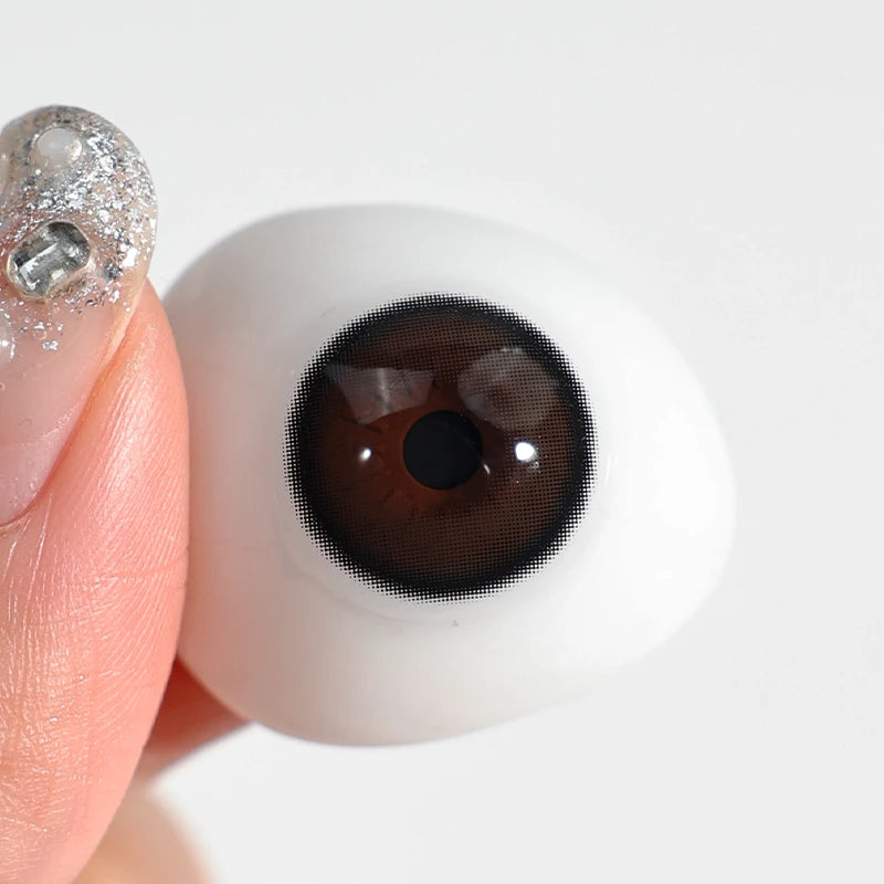 Pillow Talk Black delivers a high-gloss, watery brilliance that keeps the eyes looking irresistibly bright.