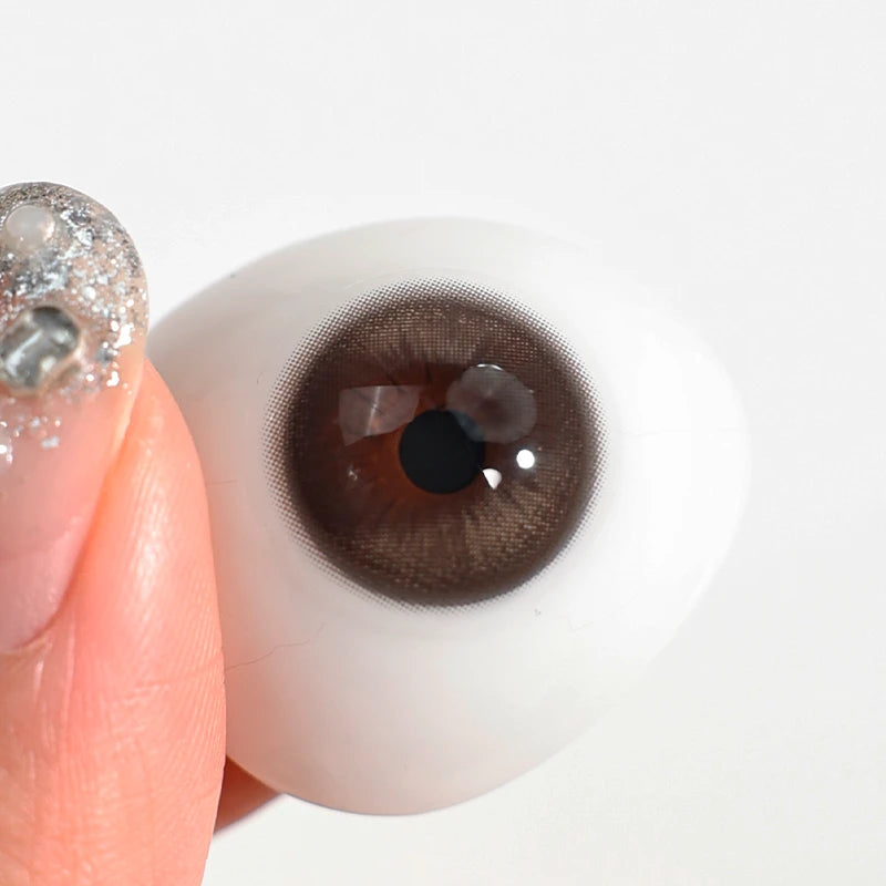 Camouflage Gray delivers a high-gloss brilliance, keeping the gaze looking striking and clear.