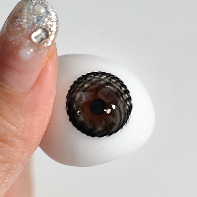 Latte Black delivers a high-gloss, glass-like brilliance that keeps the eyes looking impeccably clean.