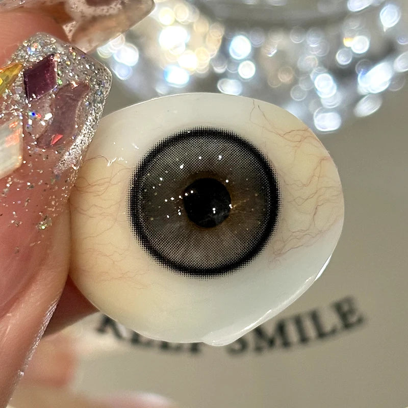 A high-standard pigment application ensures colored contact lenses like Fresh Face Black offer a seamless, hydrated finish.