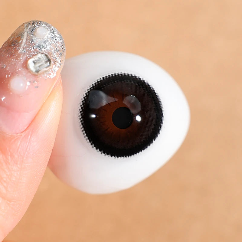 Obsidian Lens delivers a high-gloss brilliance, keeping the gaze looking striking and clear.