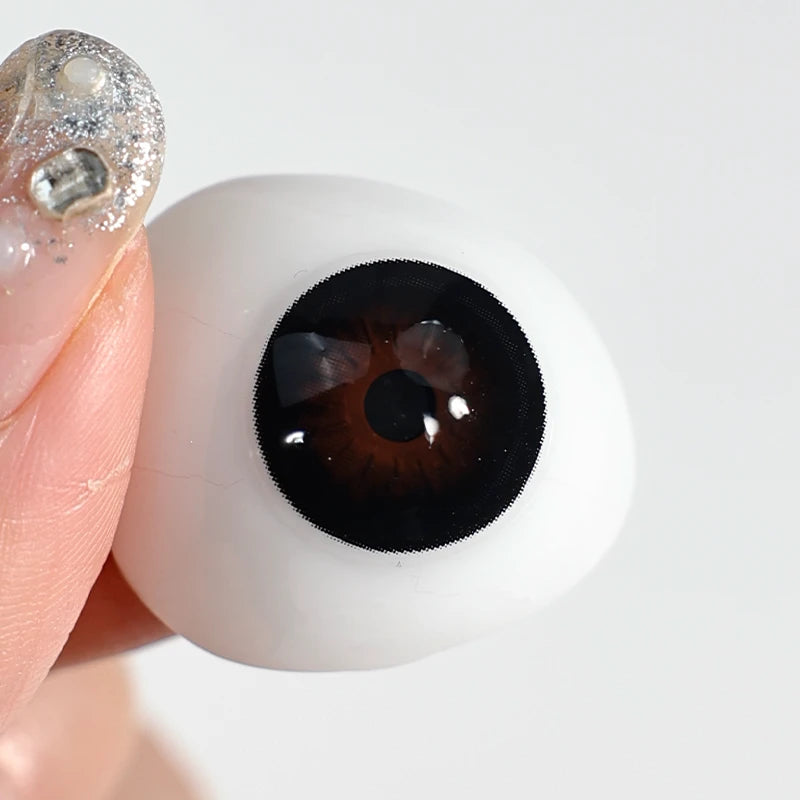 Black Velvet delivers a high-gloss, light-reflecting brilliance that ensures the eyes never look flat or static.