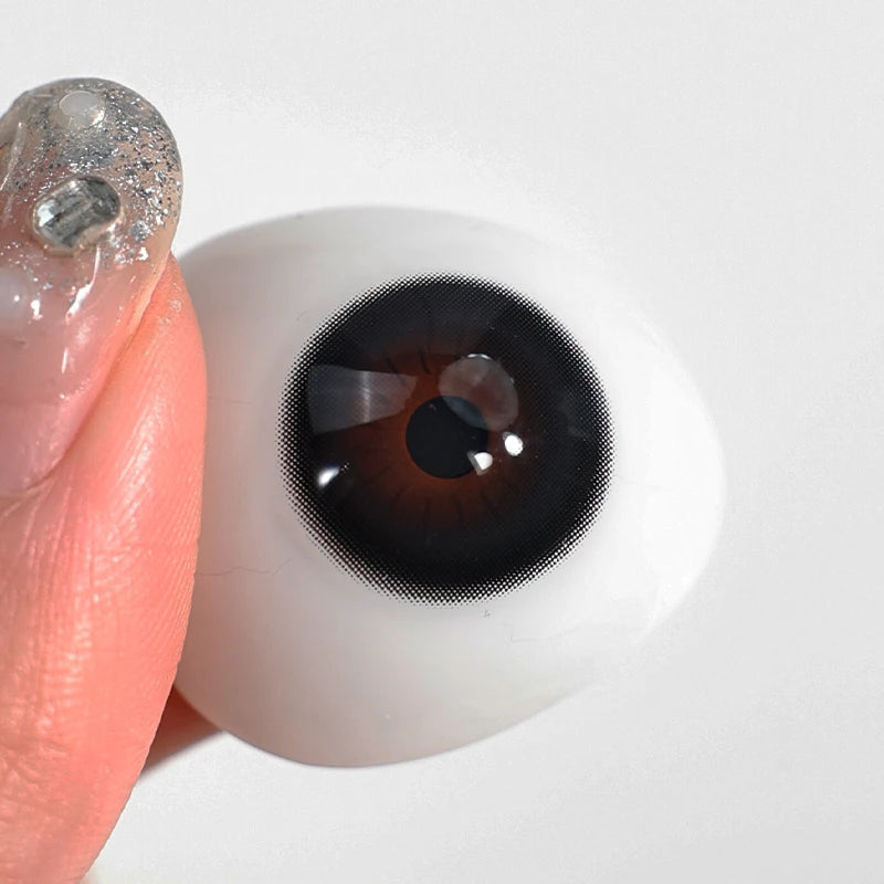 Onyx Black delivers a high-gloss brilliance, keeping the gaze looking vibrant and clear all day.