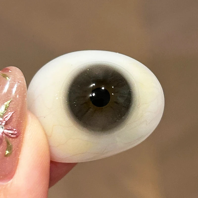 The high-standard material allows these gray colored contact lenses to melt into the natural iris for a sophisticated, sharp aesthetic.