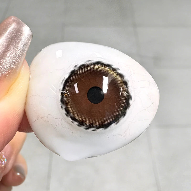 Autumn Cozy Brown delivers a high-gloss brilliance, keeping the gaze looking beautifully radiant.