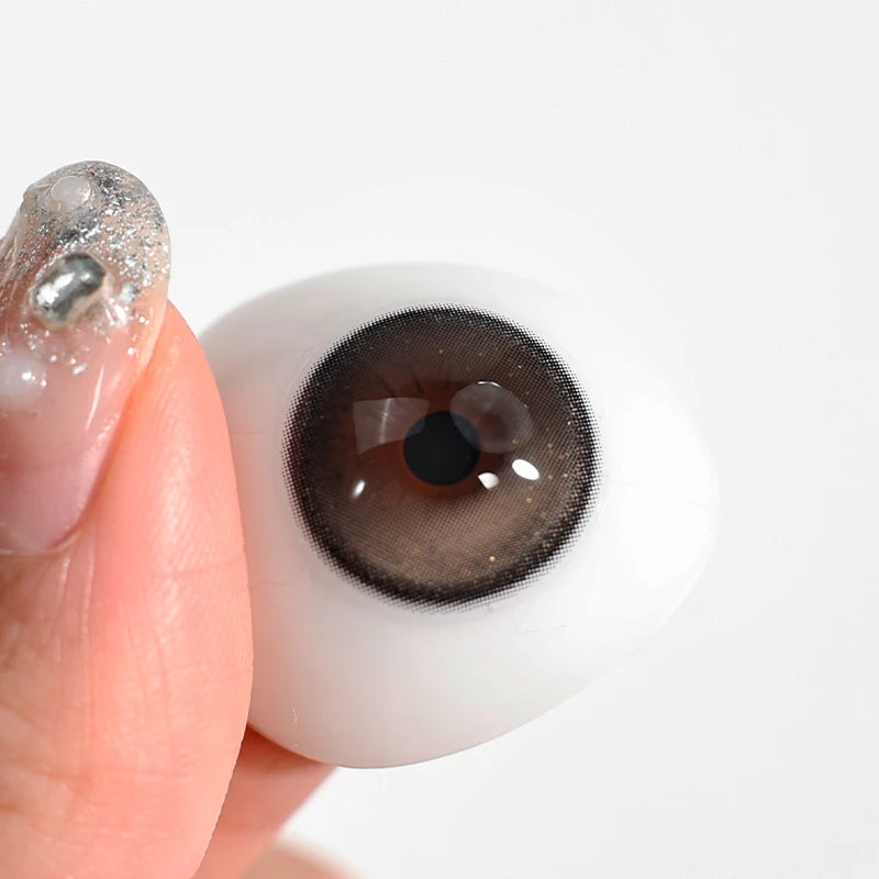 The premium pigment artistry allows Spotlight Gray to deliver a high-gloss brilliance, keeping the gaze looking impressively clear.