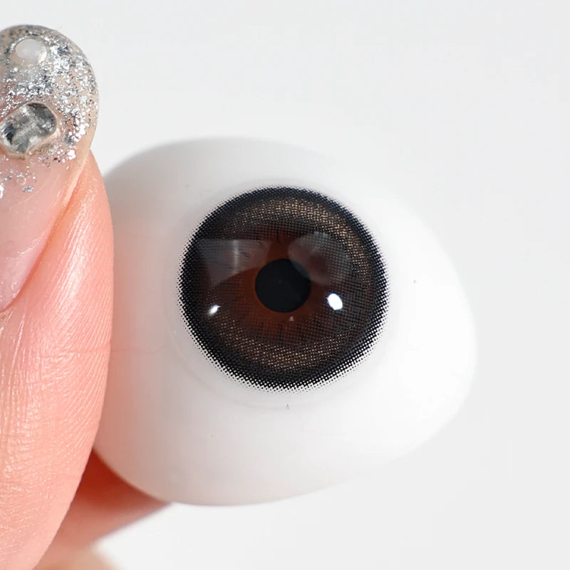 The premium pigment artistry allows Quick Wit Gray to deliver a dewy, high-definition finish that keeps the eyes looking spirited.